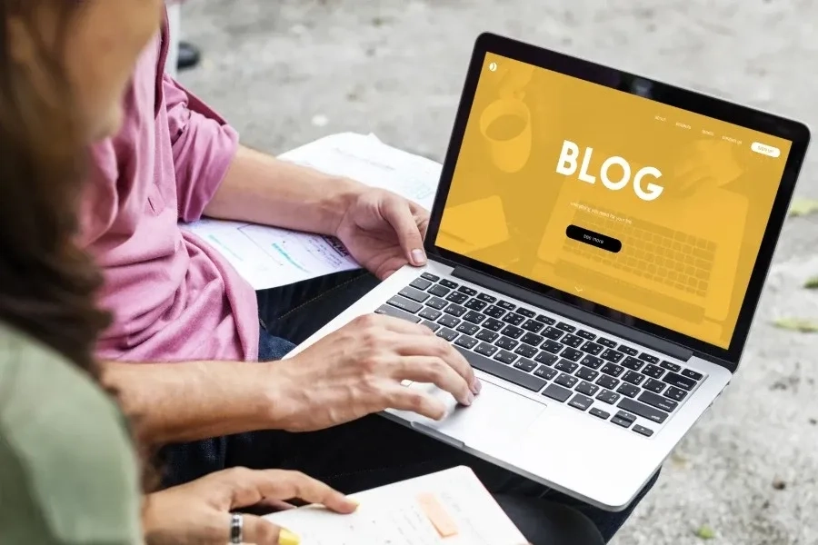 Ilustrasi cara menulis artikel SEO friendly mulai dari riset kata kunci, menyusun struktur artikel dengan heading yang jelas, membuat konten berkualitas, mengoptimalkan penggunaan keyword, gambar, dan tautan, hingga layanan jasa penulisan artikel SEO profesional dari Exito Bali untuk membantu meningkatkan peringkat website, trafik organik, dan visibilitas bisnis di Google.